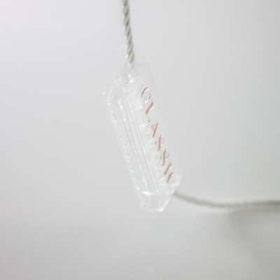 良い価格 札の保証を締めている環境に優しく透明なプラスチック自己は浮彫りにされたロゴに付ける オンライン
